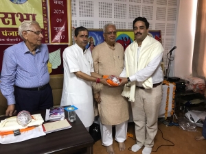 All india Vidya Bharti Gen secretary and team honouring Dr hitender suri for entering Guiness book of records