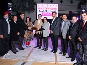 Dr Hitender Suri & Dr Deepika Suri being honoured on receiving Bharat Gaurav Award