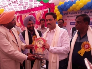 Dr Hitender Suri being honoured by principal Commissioner of Income Tax , Patiala Sh Jagtar Singh at a free Camp.
