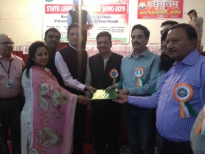 Dr Hitender Suri being honoured by Bharat Vikas Parishad members