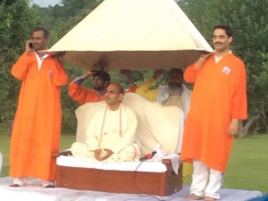 His holiness Sudhanshu ji maharaj with Dr Hitender Suri and Ashwani ji