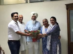 Rana Hospital team honouring MP Mr Khalsa on his visit to Rana hospital
