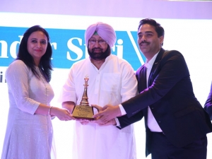 DR Hitender Suri & Dr Deepika Suri being honoured by Chief Minister of Punjab Captain Amarinder Singh