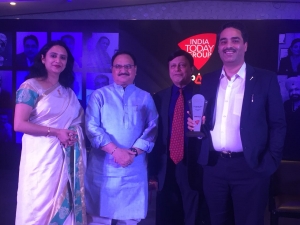 Dr HItender Suri Being honoured by Sh. J P Nadda at an event organised by India Today Group