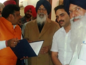 Dr Hitender Suri with Ex Chief Minister Sh. Parkash Singh Badal