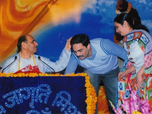 Blessing of Sudhansu ji maharaj (Guru Ji)after entry into Limca Book Of records