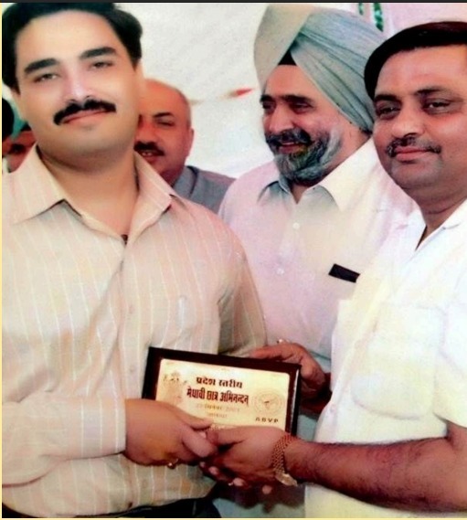 Gold Medal by Health Minister Sh. Manoranjan Kalia (2001) – A Proud Milestone in Dr. Hitender Suri’s Medical Journey